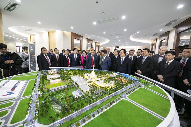 Chủ tịch Phạm Nhật Vượng cắt băng khánh thành VinUni: Mục tiêu trở thành 1 trong 50 trường đại học trẻ hàng đầu thế giới - Ảnh 4.
