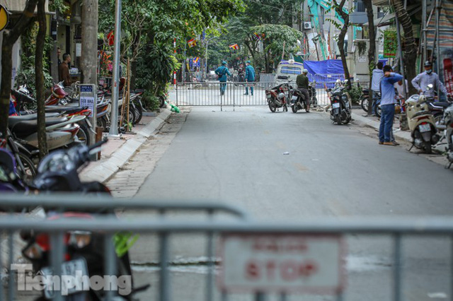 Rào chắn tứ phía cả khu phố Hà Nội vì phát hiện bom chưa nổ - Ảnh 6.